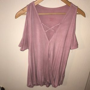 Shoulder cut out V-neck T-shirt.